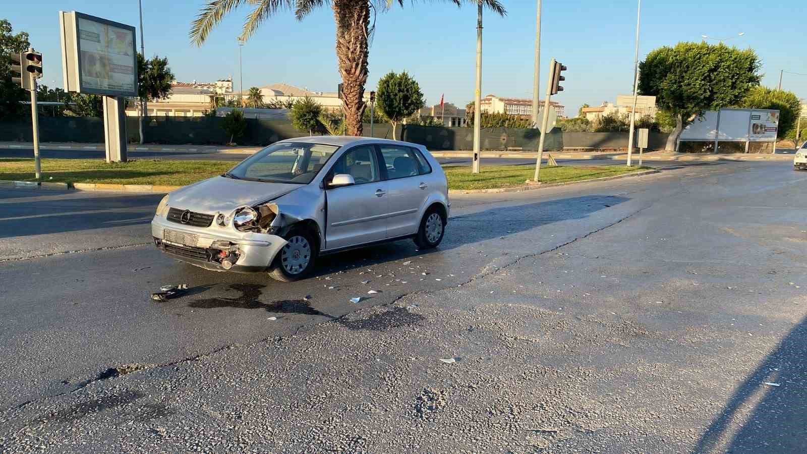 Motosiklet ile otomobil çarpıştı: 2 yaralı