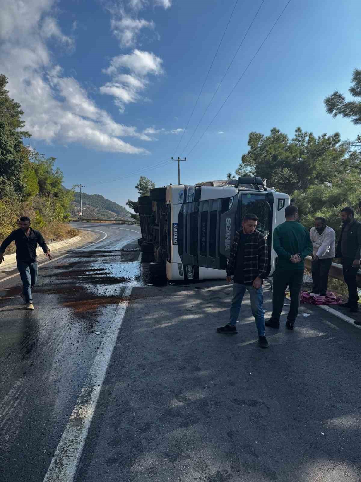 Devrilen tırın sürücüsü yaralandı-1