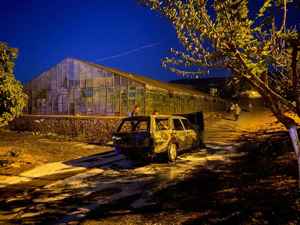 Alev Topuna Dönen Otomobilden Hurda Yığını Kaldı (1)