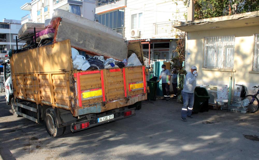 Antalya'da Bir Evden 3 Kamyon Dolusu Çöp Çıktı (3)