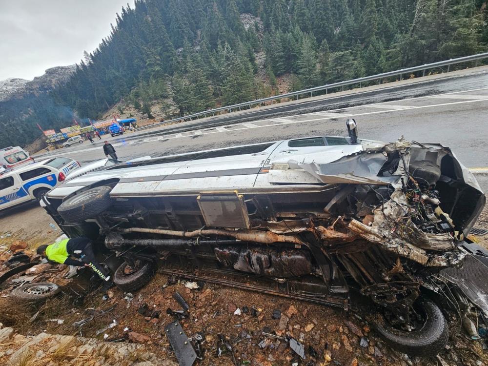 Antalya'da Yolcu Minibüsü Devrildi 9 Yaralı (1)