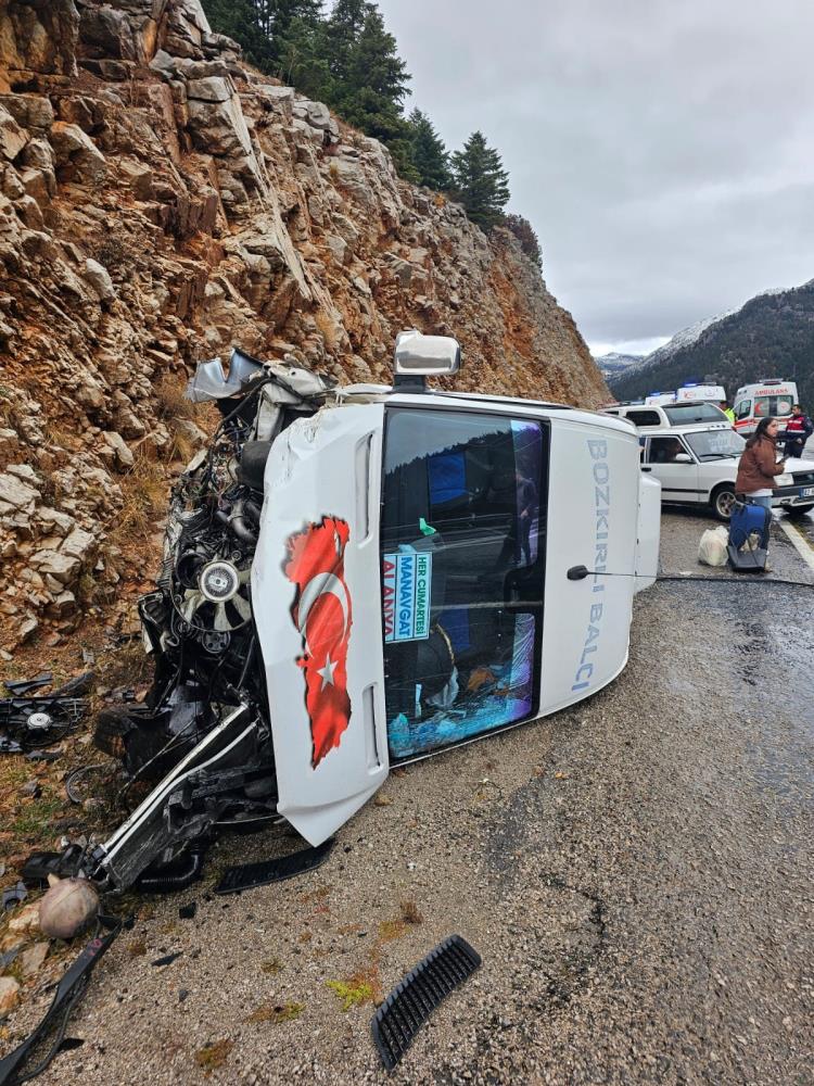 Antalya'da Yolcu Minibüsü Devrildi 9 Yaralı (2)