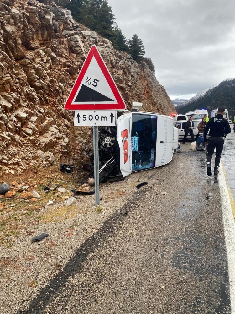 Antalya'da Yolcu Minibüsü Devrildi 9 Yaralı (4)