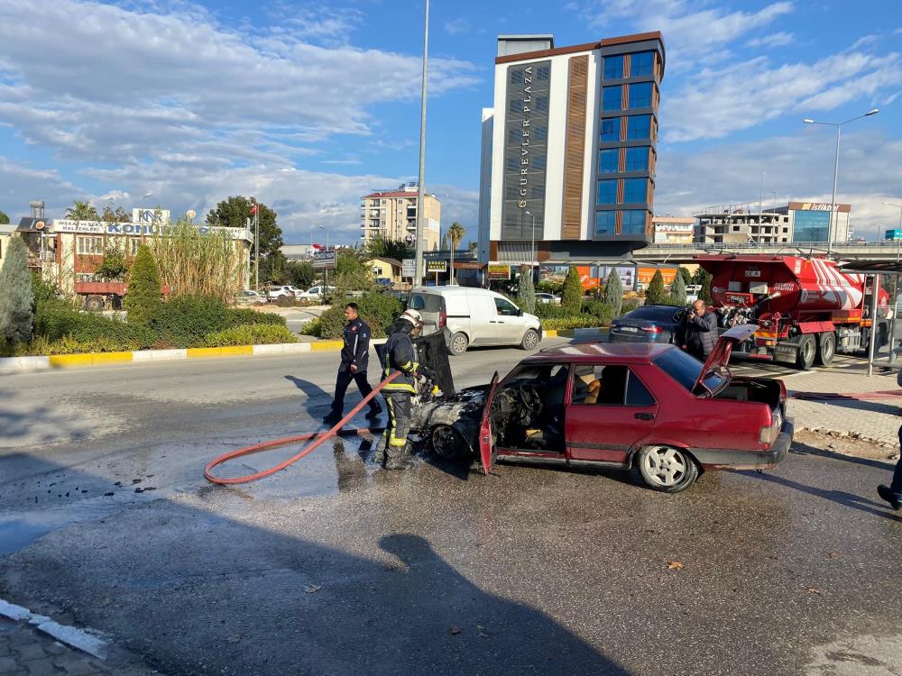 Araç Yangını Adliyesi Otoparkında Otomobil Alev Aldı 1