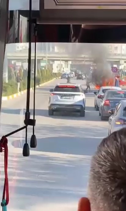 Araç Yangını Adliyesi Otoparkında Otomobil Alev Aldı 3