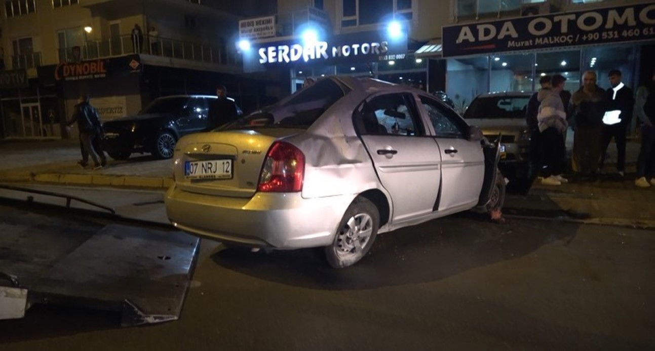 Otomobil Palmiye Ağaçına Çarpıp Takla Attı, 1 Ölü, 3 Yaralı-1