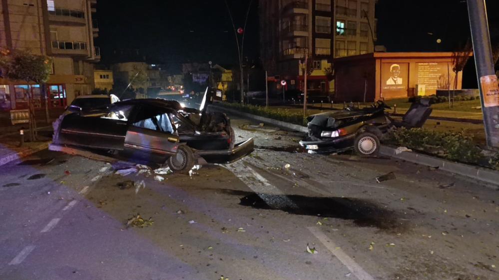 Aydınlatma Direğine Çarpan Otomobil Ikiye Bölündü 17 Yaşındaki Genç Kız Hayatını Kaybetti (4)