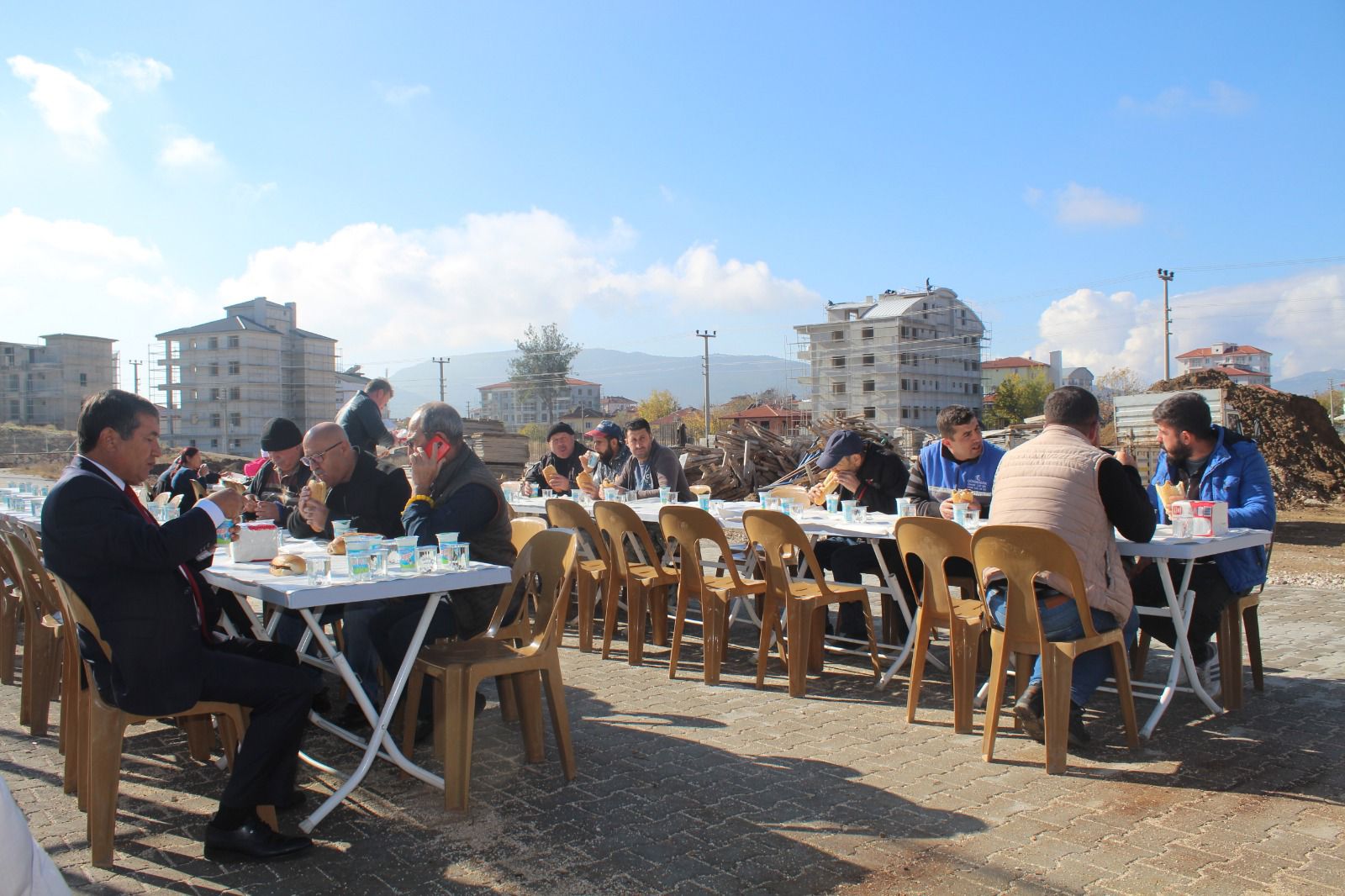 Bucak’ta Paşa Konutları Sizleri Bekliyor Tezgel İnşaatt’tan Kaynaşma Yemeği 3