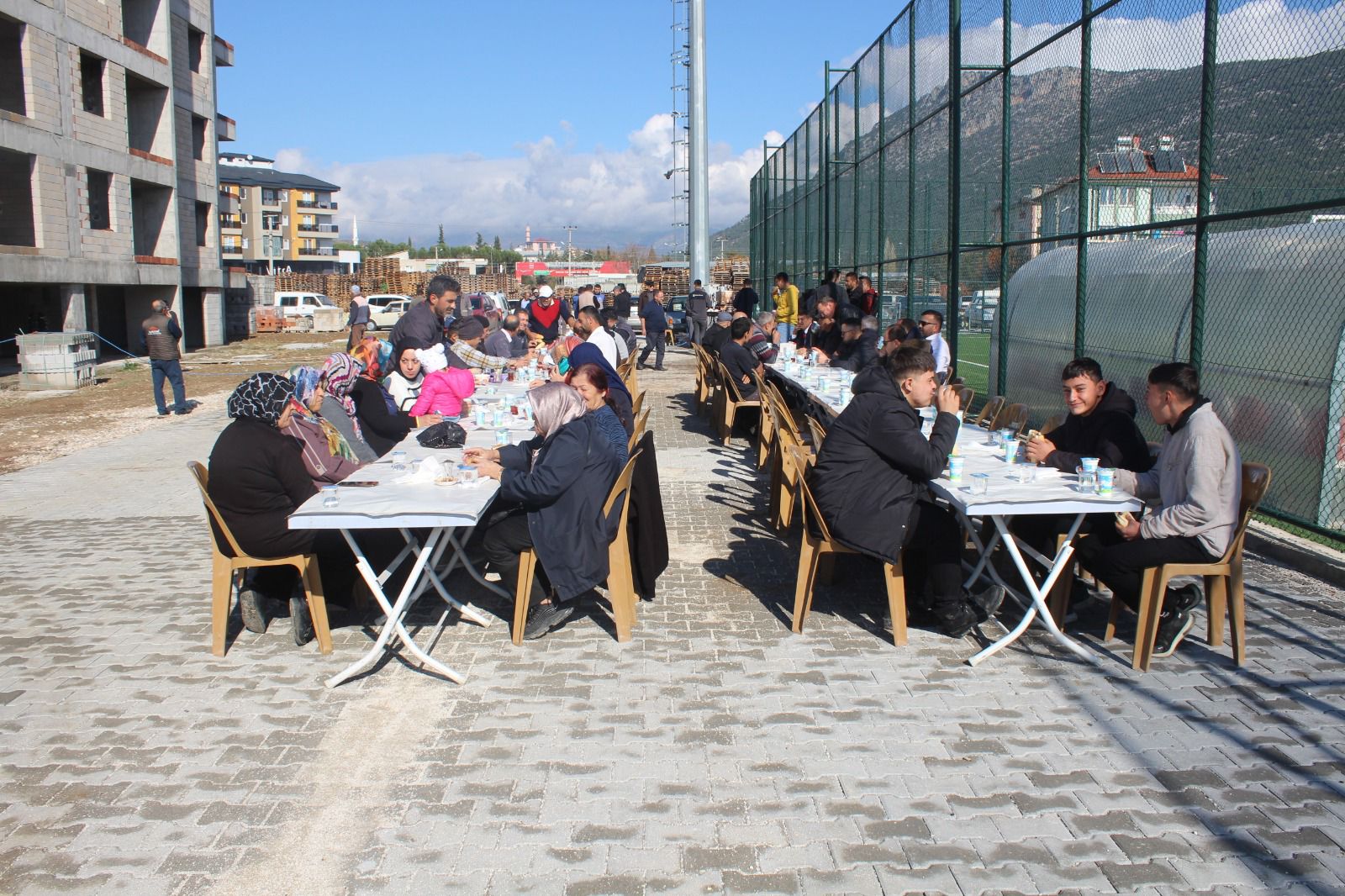 Bucak’ta Paşa Konutları Sizleri Bekliyor Tezgel İnşaatt’tan Kaynaşma Yemeği