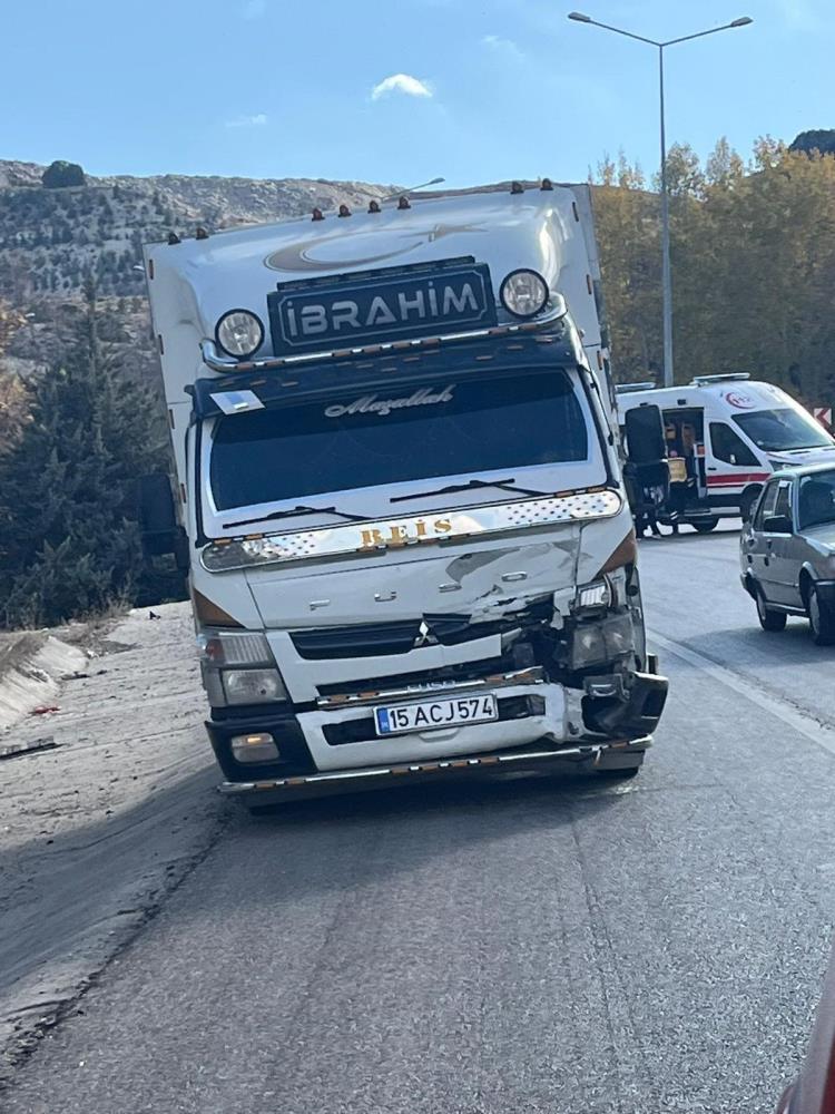 Burdur'da 3 Aracın Karıştığı Zincirleme Kazada 2 Kişi Yaralandı (2)