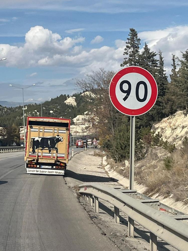 Burdur'da 3 Aracın Karıştığı Zincirleme Kazada 2 Kişi Yaralandı (3)