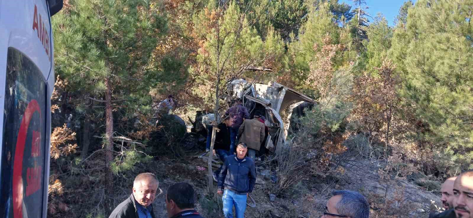 Burdur’da Freni Patlayıp Şarampole Uçan Hafriyat Kamyonu Hurdaya Döndü 1 (1)