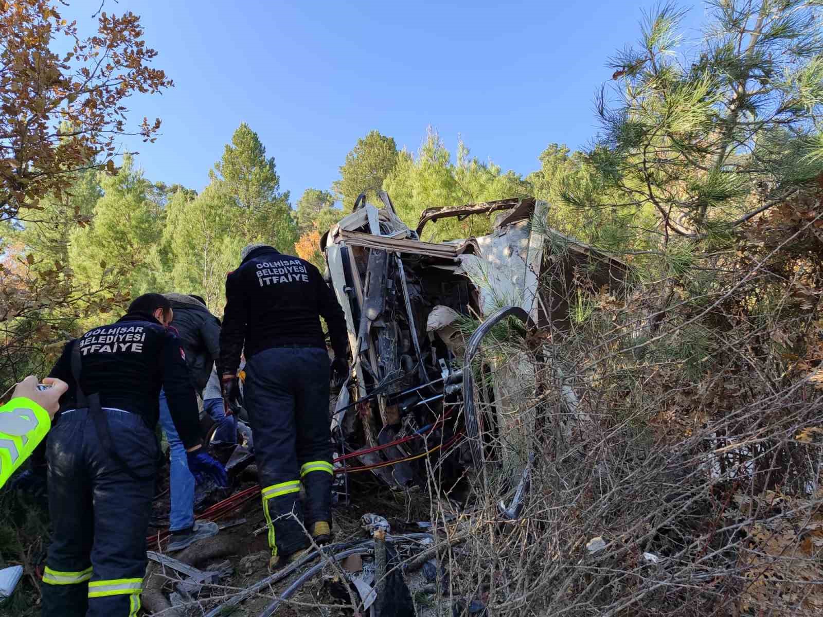 Burdur’da Freni Patlayıp Şarampole Uçan Hafriyat Kamyonu Hurdaya Döndü 1 (3)