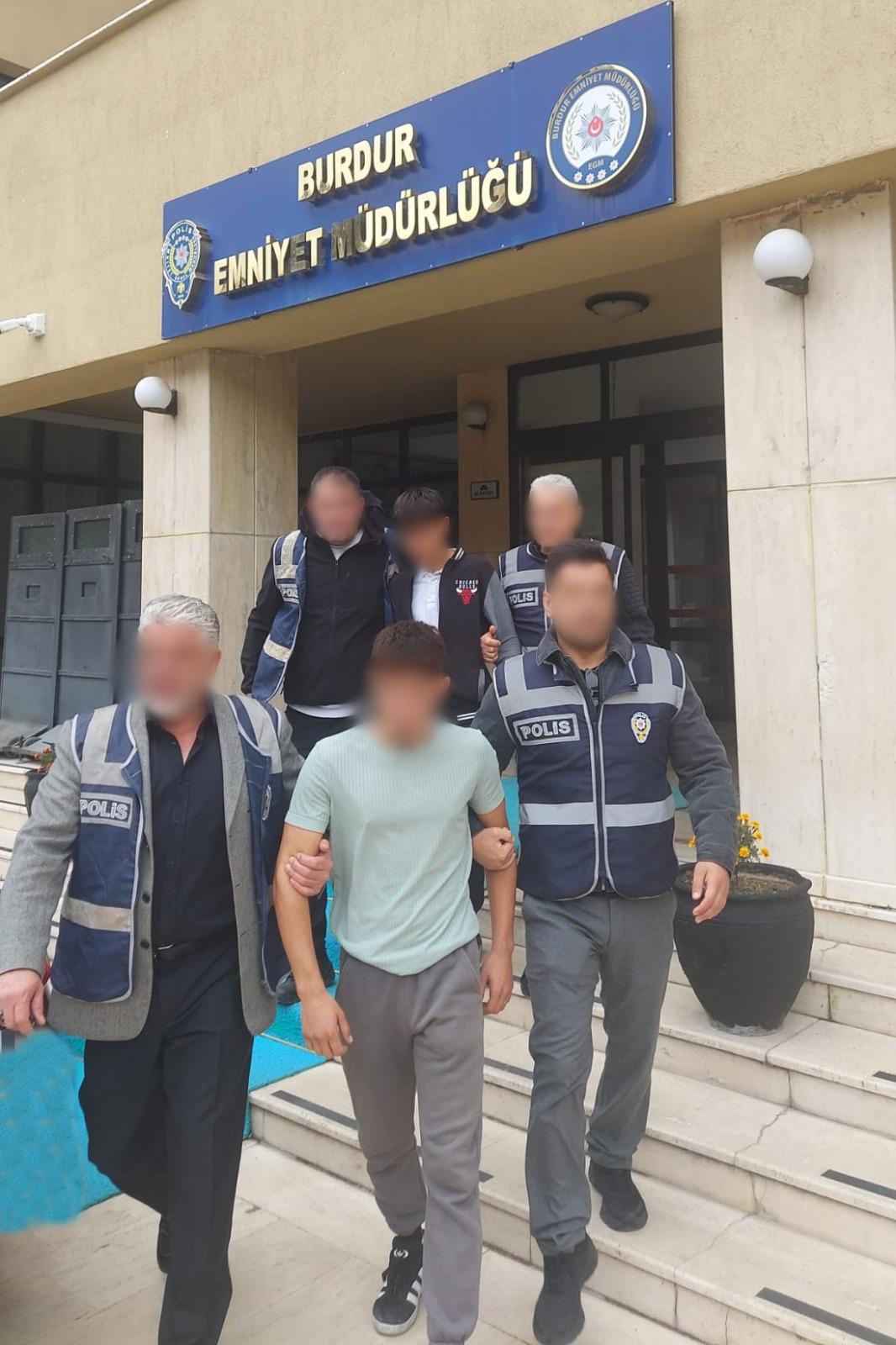 Burdur’da Pazarcılara Ait Kıyafetler Çalındı 3 Şahıs Yakalandı (3)