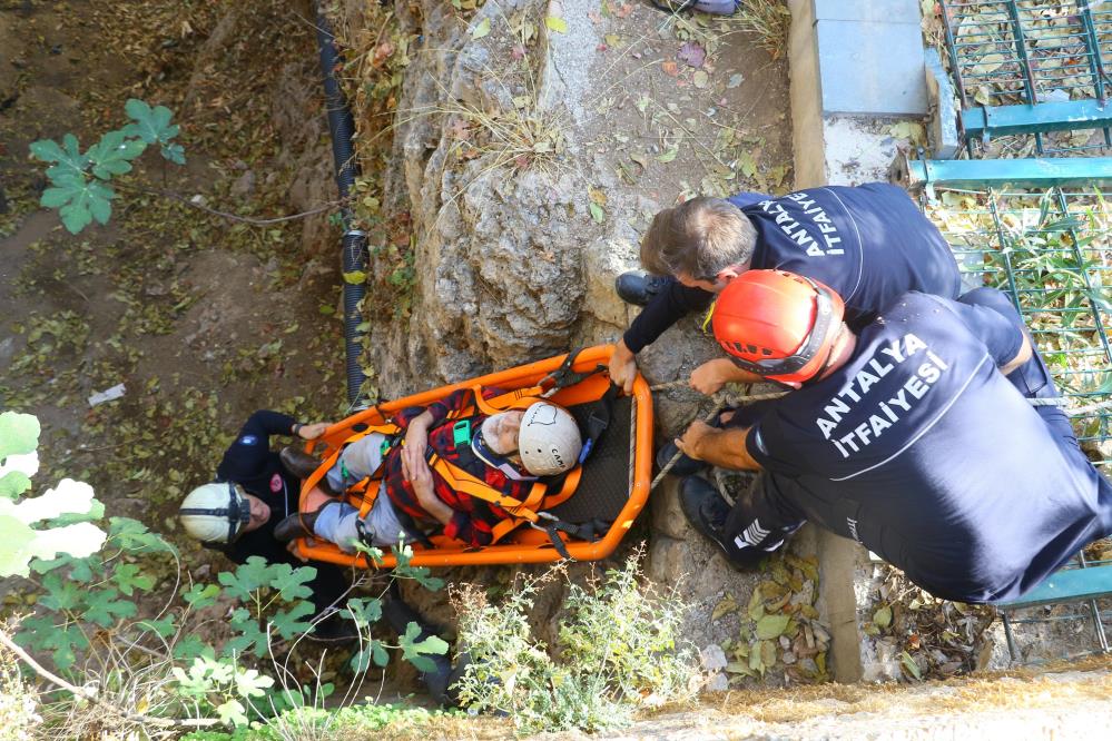 Düşürdüğü Cep Telefonunu Almak Isterken Düştü, Saatlerce Kurtarılmayı Bekledi (3)