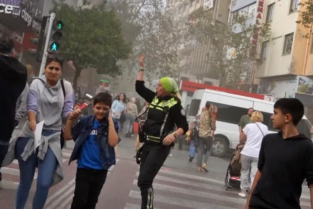 Emniyet Müdüründen Kadın Polise Plaket Ödülü 3