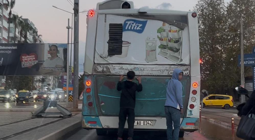 Halk Otobüsü Arkasına Takılan Patenli Çocukların Tehlikeli Yolculuğu 3