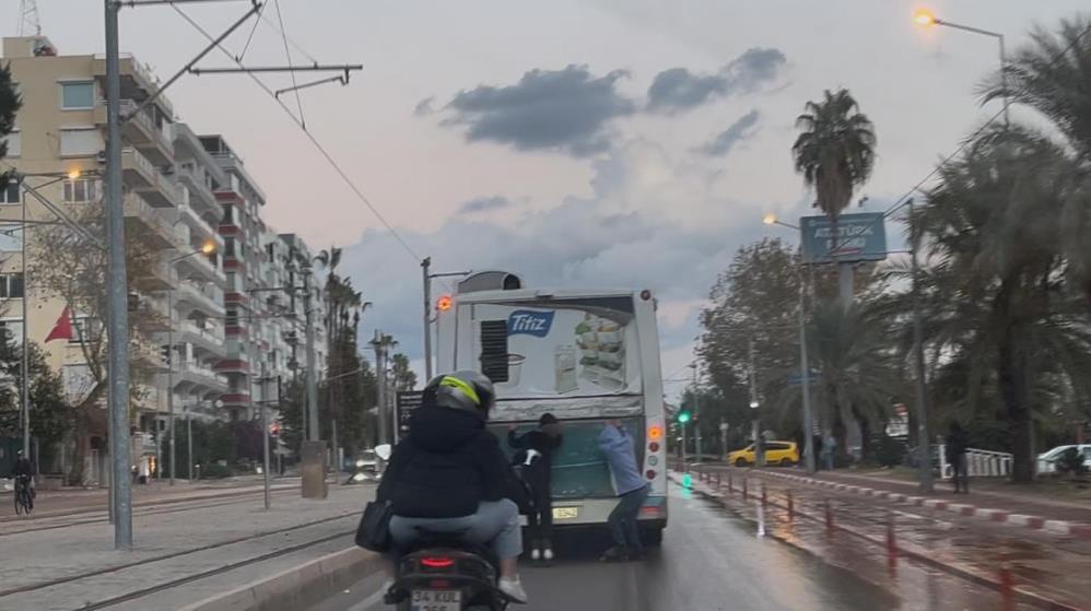 Halk Otobüsü Arkasına Takılan Patenli Çocukların Tehlikeli Yolculuğuhalk Otobüsü Arkasına Takılan Patenli Çocukların Tehlikeli Yolculuğu 4