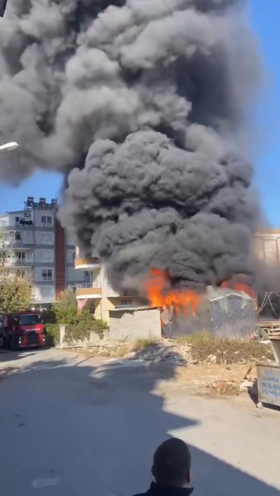 İnşaat Işçilerinin Kaldığı Konteynerde Yangın Çıktı 34