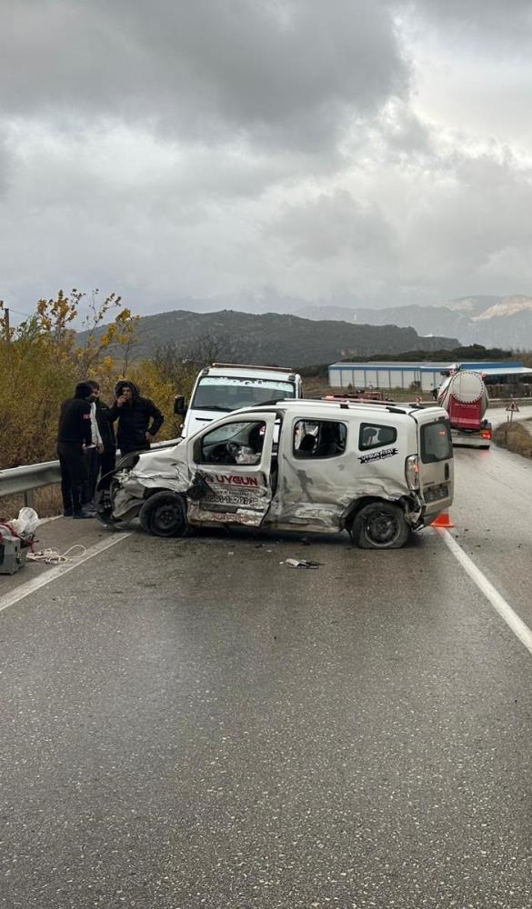 Isparta'da Iki Otomobil Çarpıştı 7 Yaralı (1)