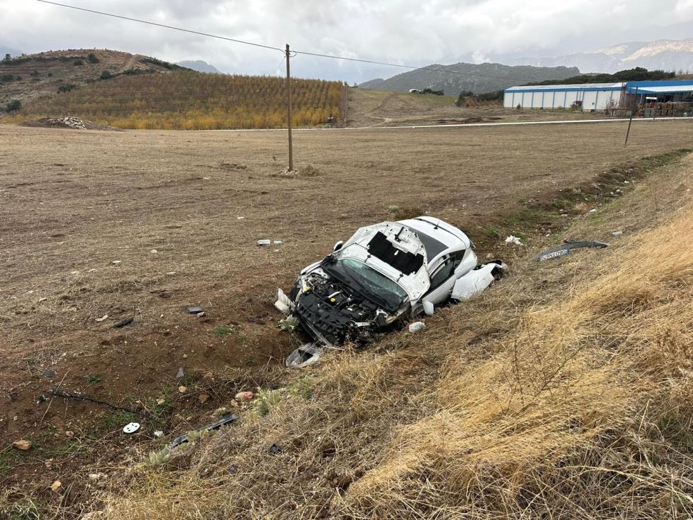 Isparta'da Iki Otomobil Çarpıştı 7 Yaralı (2)