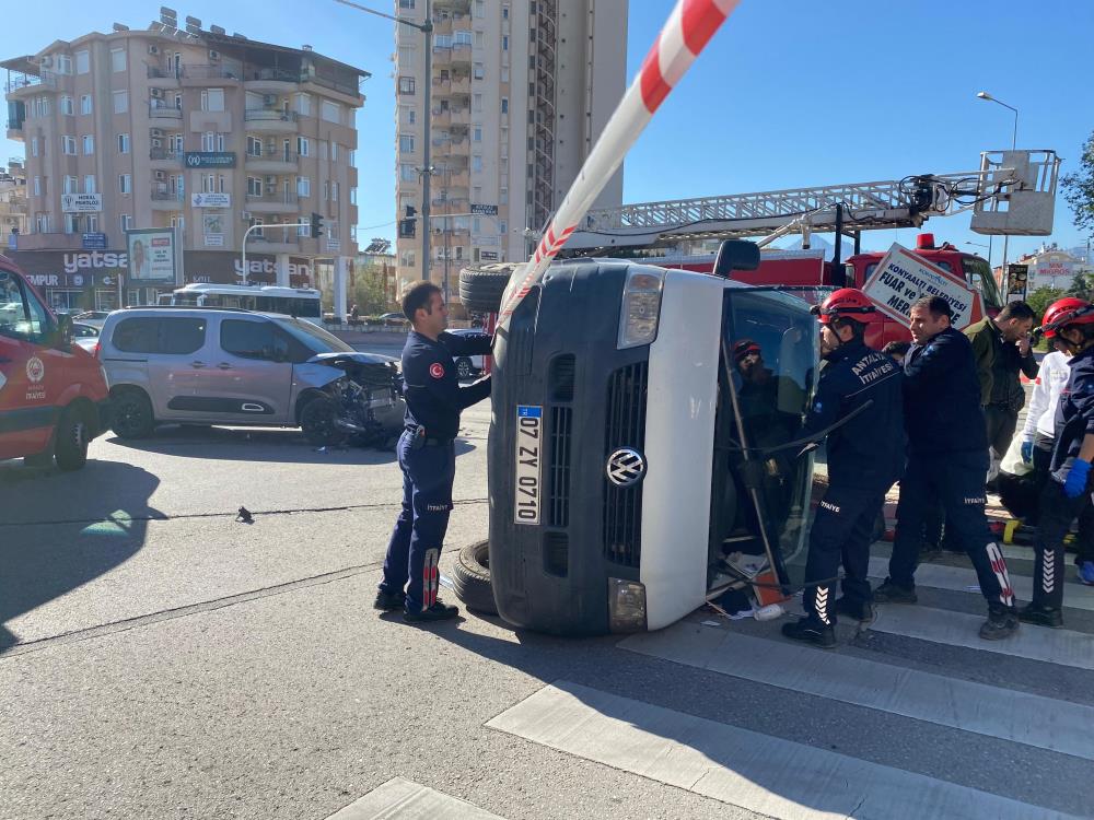 Konyaaltında Trafik Kazası Yan Yatan Araçta Sıkışan Iki Kişi Kurtarıldı 1