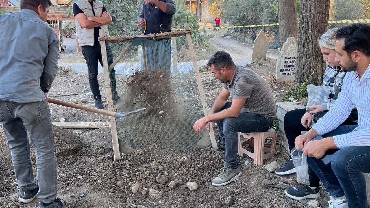 Mezarlıkta defin yeri kazarken bin 100 adet gümüş sikke buldular-3