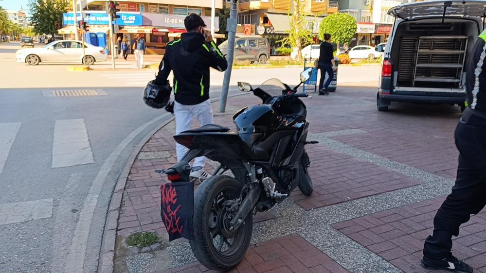 Motosikletinin Plakasını Okunmasın Diye Bereyle Kapattı (1)