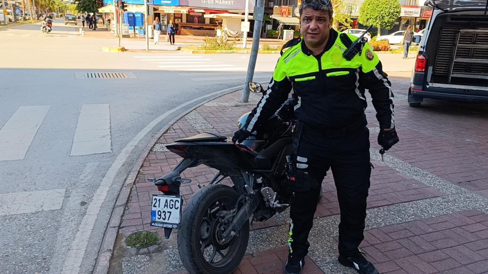 Motosikletinin Plakasını Okunmasın Diye Bereyle Kapattı (2)