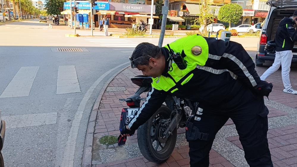 Motosikletinin Plakasını Okunmasın Diye Bereyle Kapattı (3)