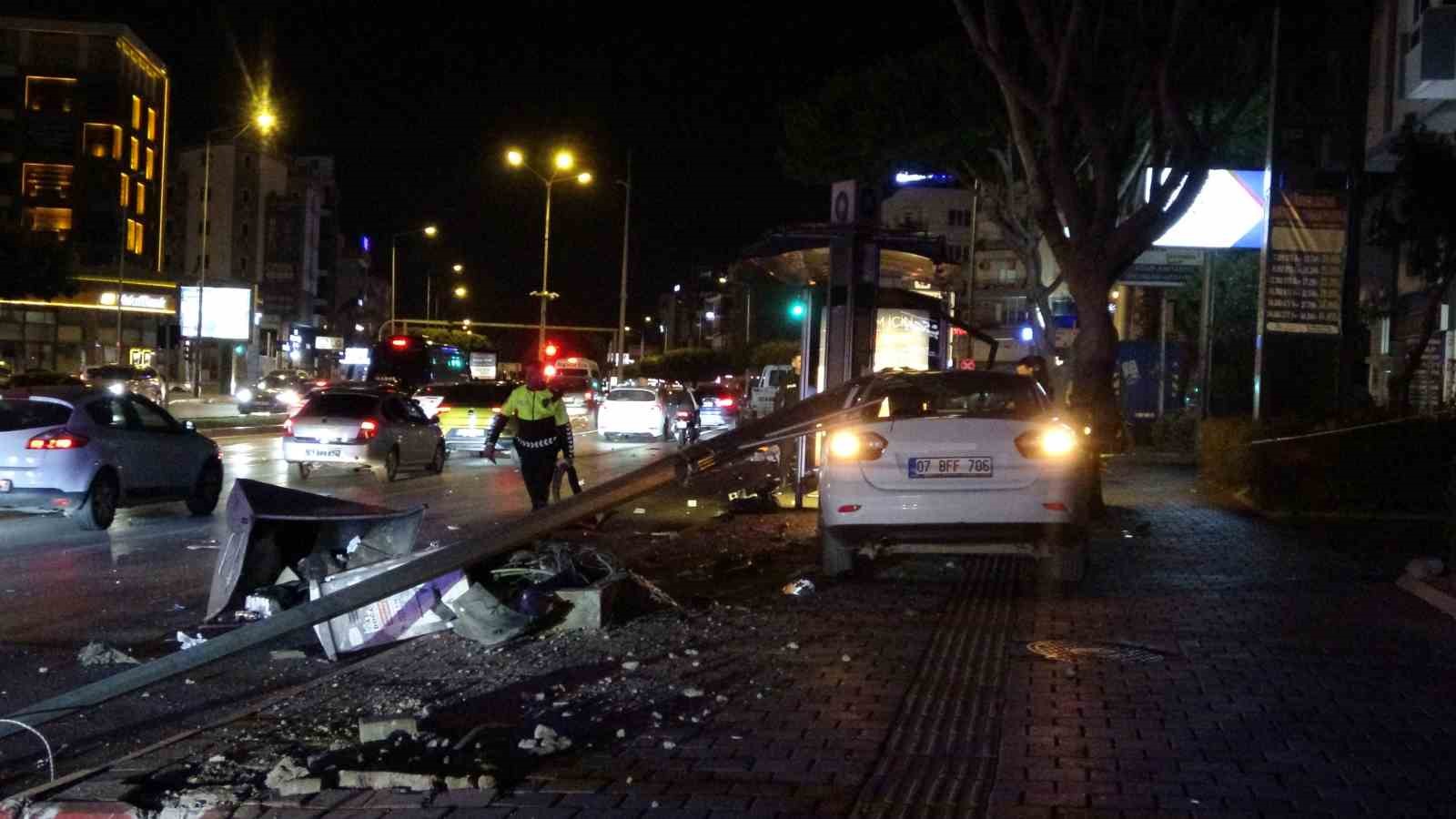 Ortalık Savaş Alanına Döndü Antalya Kaza (1)