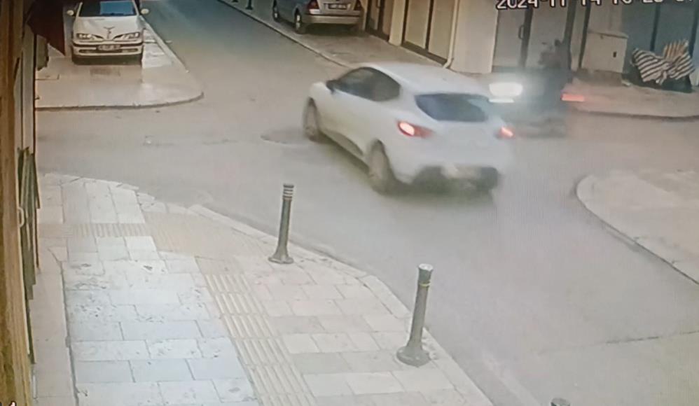 Otomobil Ile Motosikletin Çarpışma Anı Kamerada (1)