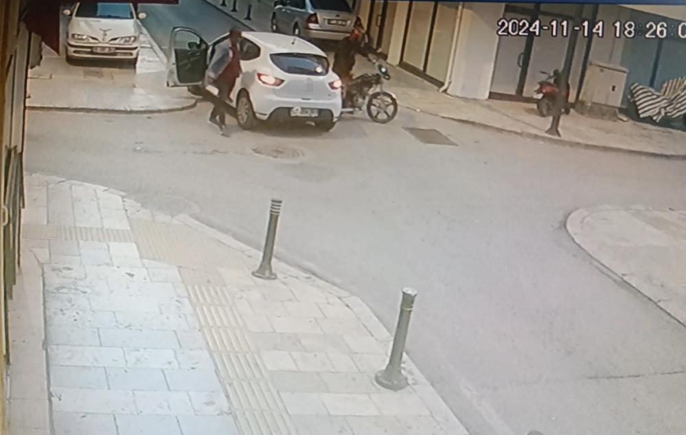 Otomobil Ile Motosikletin Çarpışma Anı Kamerada (4)-1