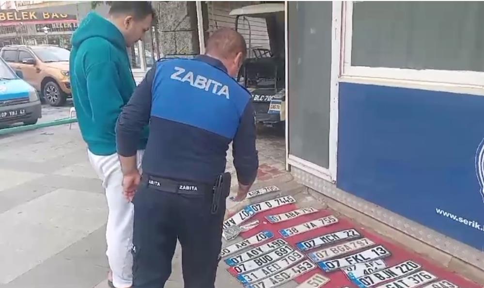 Sağanak Yağmur Plakaları Götürdü Zabıta Kaybolan Plakaları Topladı 1