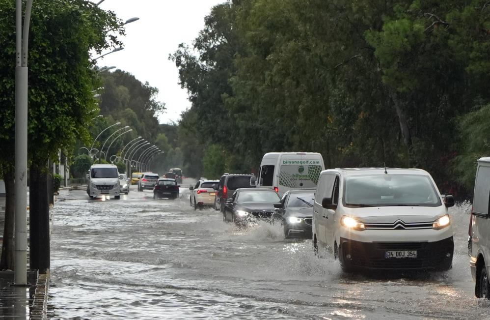 Sağanak Yağmur Plakaları Götürdü Zabıta Kaybolan Plakaları Topladı 3