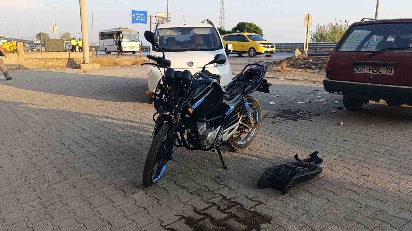 Şerit Ihlali Yapan Hafif Ticari Araca Motosiklet Çarptı (2)