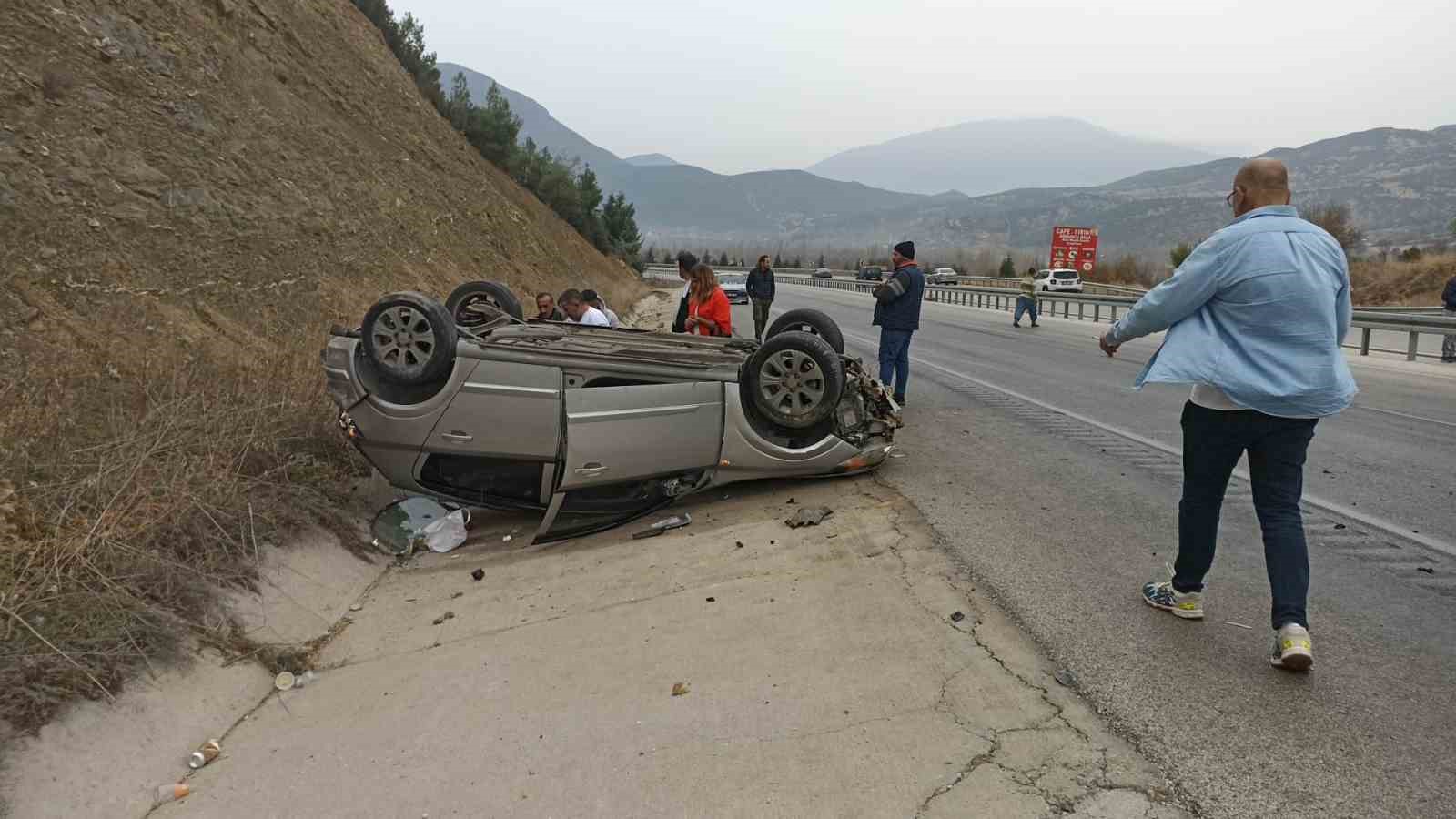 Yağmurlu Havada Kontrolden Çıkan Otomobil Takla Attı