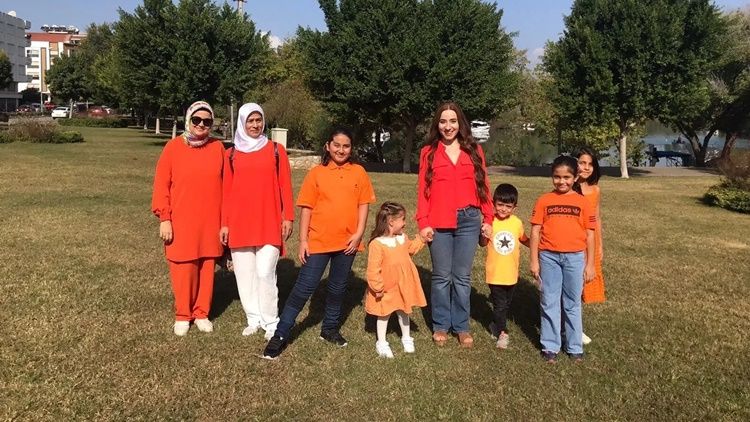 Kanseri yenen anne, tedavi gören çocuklara umut oluyor1