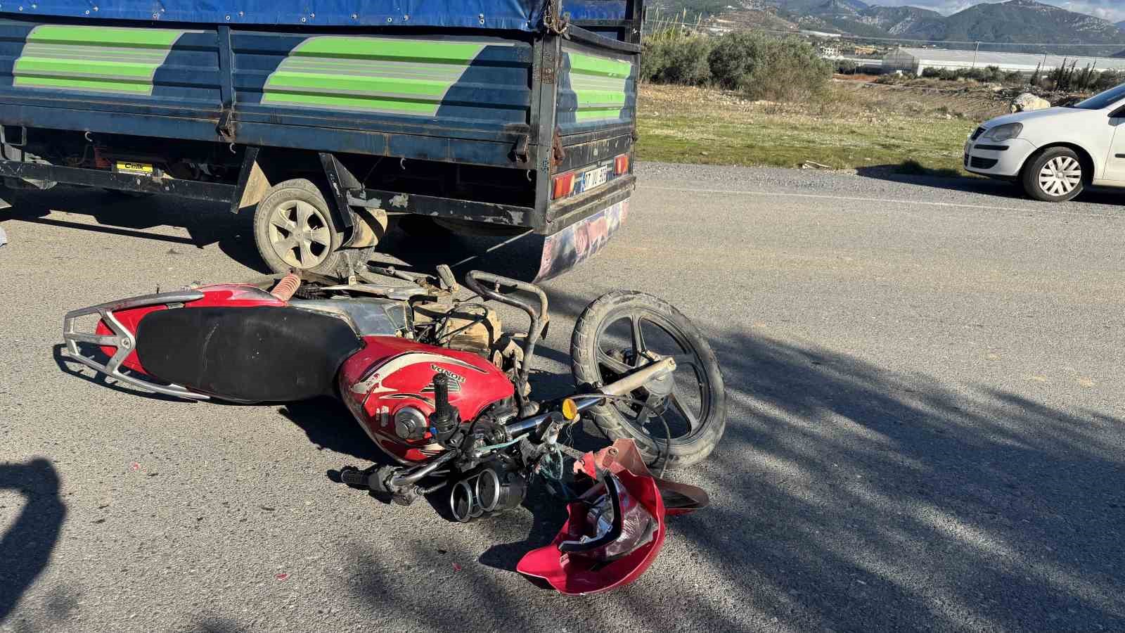 Antalya’da kamyonetle çarpışan motosikletli yaralandı-1