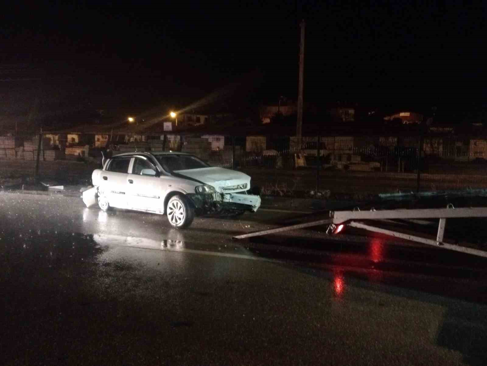 Alkollü Sürücü Önce Refüje Ardından Otomobile Çarptı 1 Yaralı (3)