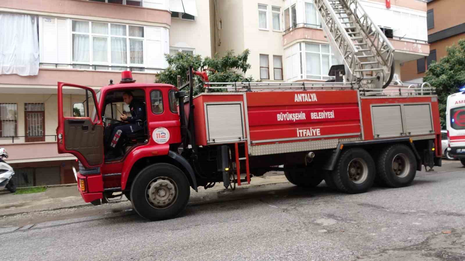 Apartmanda Korkutan Anlar Baca Yangını Büyümeden Söndürüldü