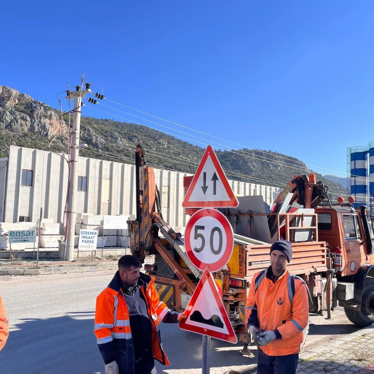 Bucak Osb'de Trafik Güvenliği Için Yeni Adım Kavşaklara Ikaz Işaretleri Yerleştirildi! 2