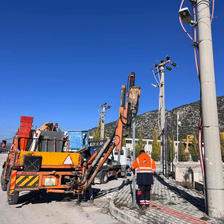 Bucak Osb'de Trafik Güvenliği Için Yeni Adım Kavşaklara Ikaz Işaretleri Yerleştirildi!