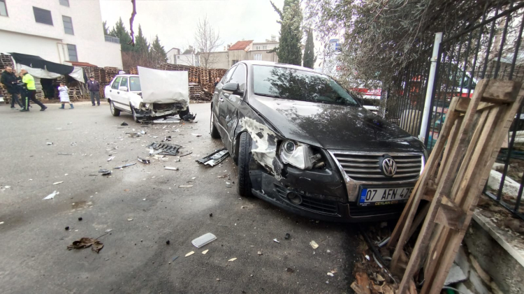 Bucakta Trafik Kazası 2 Araç Çarpıştı, 1 Yaralı 1