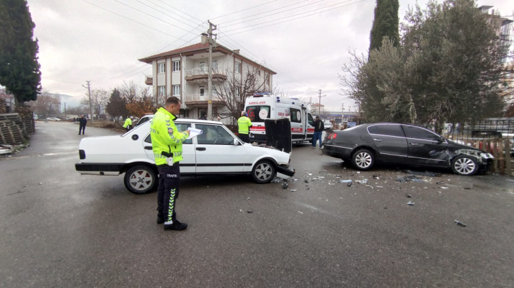 Bucakta Trafik Kazası 2 Araç Çarpıştı, 1 Yaralı 2