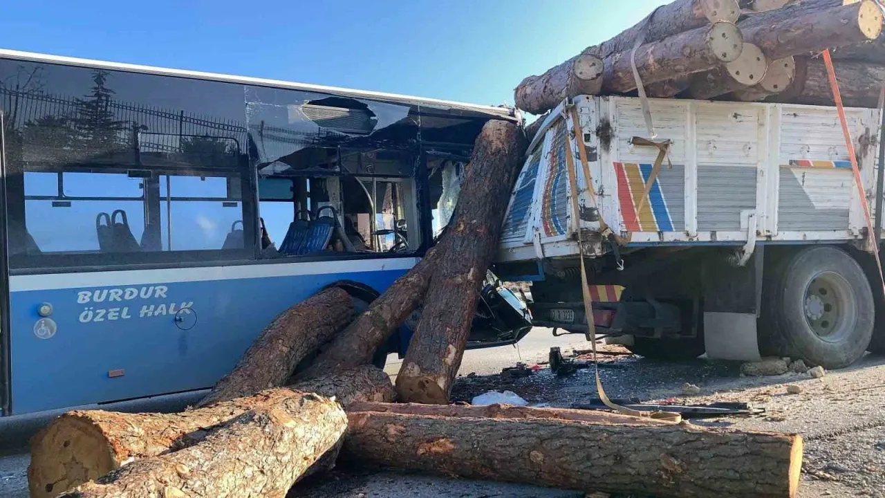 Burdur'da Trafik Kazası 1 Polis Ve 5 Yolcu Yaralandı 3