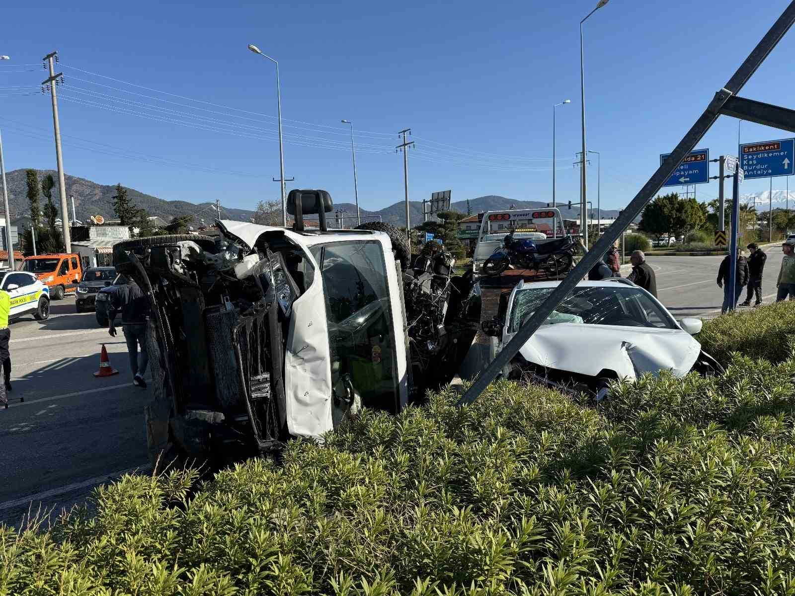 Çekiciye Çarpan Otomobildeki Üç Kişi Yaralandı