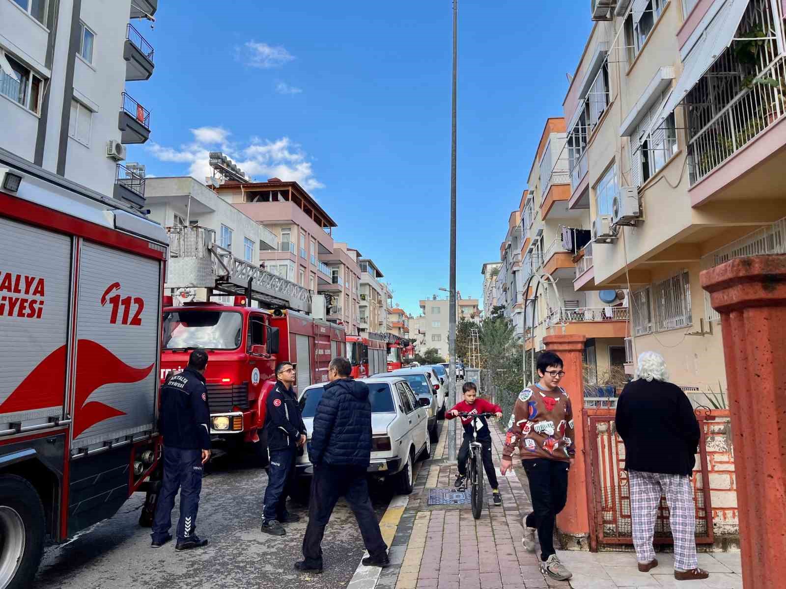 Dumanlar Arasında Kalan Yaşlı Kadına Itfaiye Nefes Oldu 1