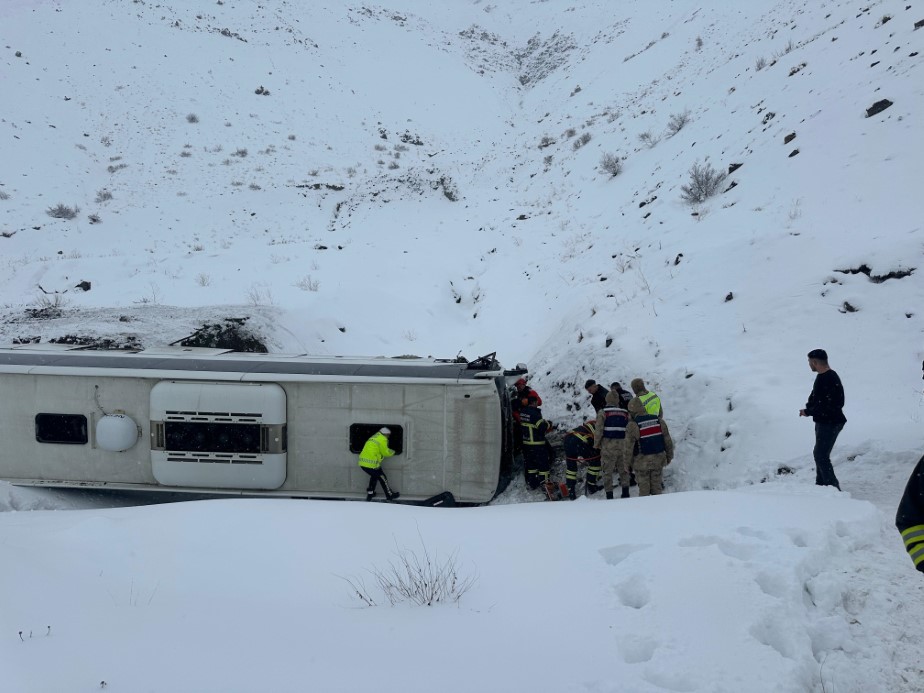 Erzincan’da Yolcu Otobüsü Şarampole Uçtu, 1'I Ağır, 21 Kişi Yaralandı 1