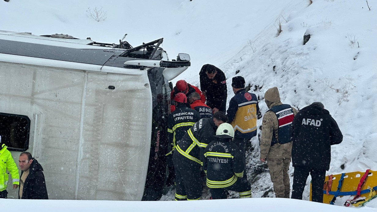 Erzincan’da Yolcu Otobüsü Şarampole Uçtu, 1'I Ağır, 21 Kişi Yaralandı